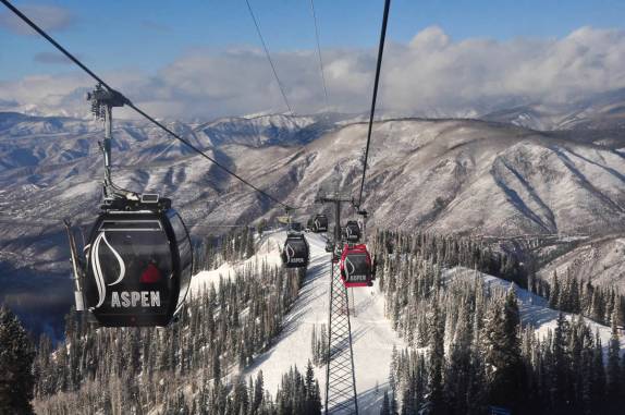 De bondinho, atravessando as montanhas nevadas de Aspen, no Colorado, nos Estados Unidos